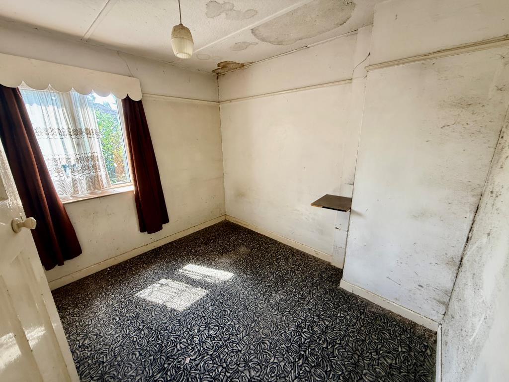 Lot: 50 - MID-TERRACE HOUSE FOR IMPROVEMENT - Bedroom two